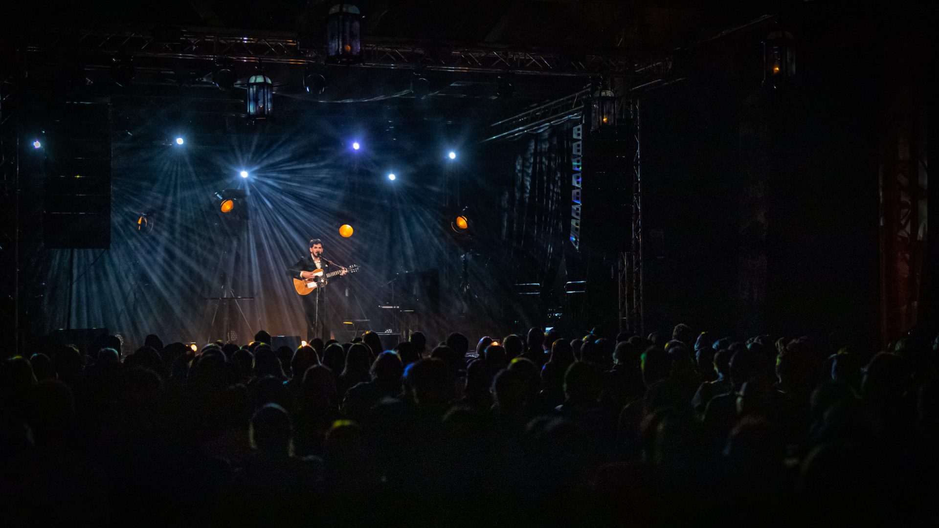 Thomas Dybdahl alene på scenen i Lokstall1 med gitar